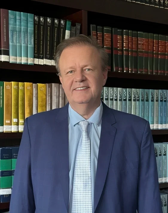 Foto do Dr. Luciano Lenzi, sócio fundador da Lenzi & Lenzi Advocacia, especialista em: Direito Civil, Direito de Família, Direito Imobiliário, Direito Empresarial, Direito Administrativo, Contencioso Estratégico